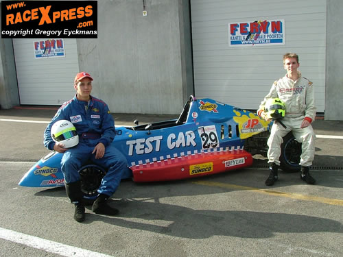 Maikel en Stefan Van Beek met de Test Car